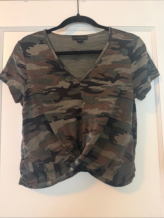 Sanctuary Tops - Sanctuary V-Neck Camo Tee - Olive Green